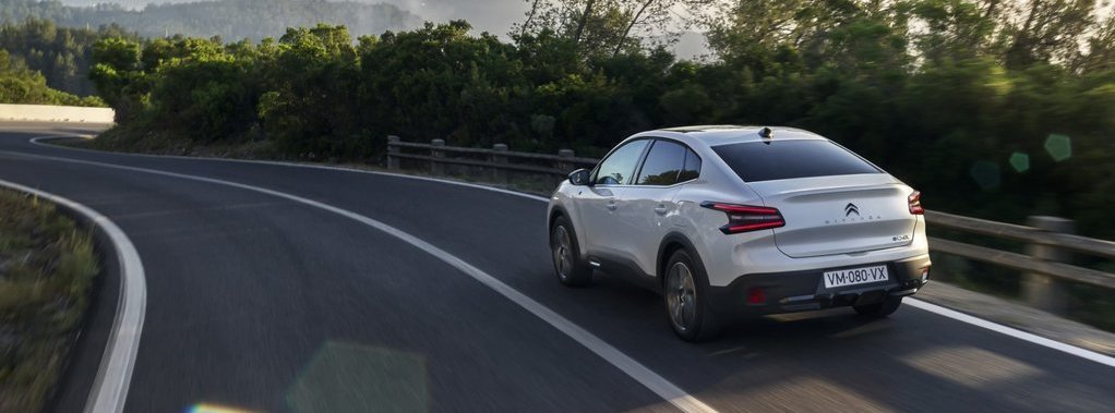 KOMFORT-STROMER: Citroën ë-C4X mit 358 km Reichweite.