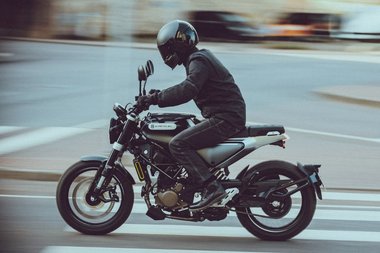 HUSQVARNA SVARTPILEN 125:Das erste„Achterl” im Neo-Klassik Style basiert auf der 125er-Duke.