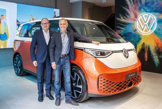 Vertriebs- und Marketingvorstand Lars Krause (links) und Designleiter Albert Kirzinger kamen persönlich nach Wien, um den ID. Buzz vorzustellen. 