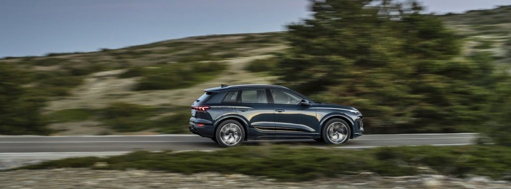 Audi Q6 e-tron quattro - © AUDI AG / Porsche Holding Dynamic photo, Colour: Plasma blue metallic