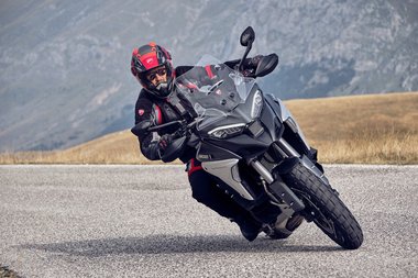 DUCATI MULTISTRADA V4: Das Radarsystem sitzt zwischen den Frontleuchten. 