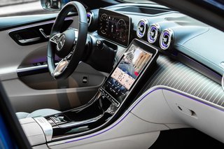 INNEN dominiert ein großer Touchscreen im Hochformat.