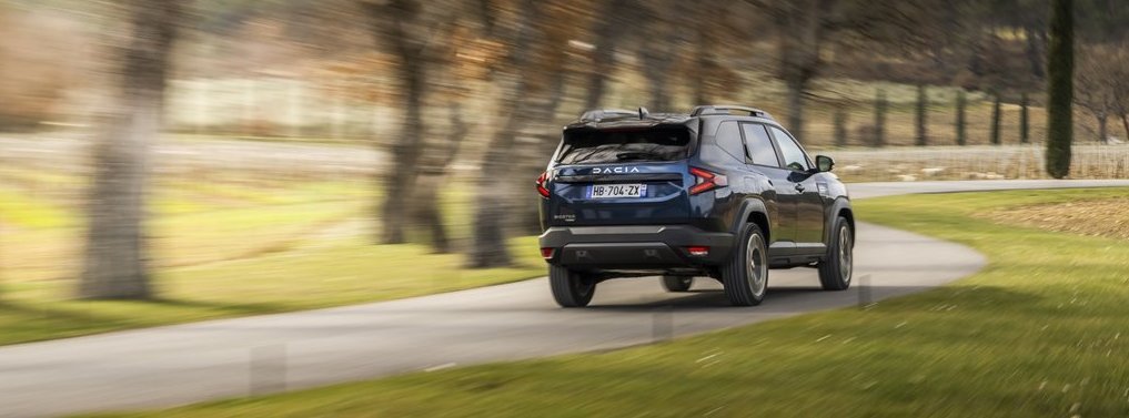 Der neue Dacia Bigster Hybrid 155 von hinten während der Fahrt