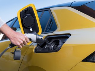 Opel Astra an der Ladestation