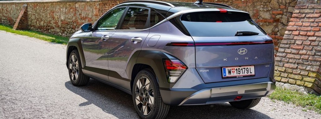 GLATT GEBÜGELT: Hyundai Kona mit markanter durchgehender Lichtleiste am Heck.