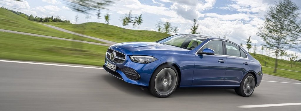 Mercedes-Benz C 300 4MATIC; spektralblau metallic; Leder macchiatobeige/schwarz; AVANTGARDE; DYNAMIC BODY CONTROL; Kraftstoffverbrauch kombiniert: 7,3-7,0 l/100 km; CO2-Emissionen kombiniert: 168-161 g/km;Kraftstoffverbrauch kombiniert: 7,3-7,0 l/100 km; CO2-Emissionen kombiniert: 168-161 g/km * Mercedes-Benz C 300 4MATIC; pectral blue metallic; Leather macchiato beige/black; AVANTGARDE; DYNAMIC BODY CONTROL; Combined fuel consumption: 7.3-7.0 l/100 km; combined CO2 emissions: 168-161 g/km;Combined fuel consumption: 7.3-7.0 l/100 km; combined CO2 emissions: 168-161 g/km *