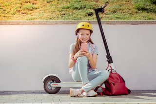 Mädchen mit einem E-Scooter