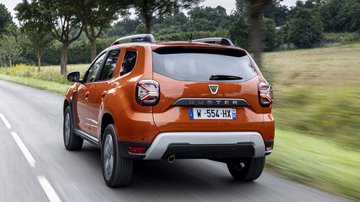 DUSTER-HECK: Neues LeuchtenDesign in Y-Form. Ganz links: Sitze mit neuen Bezügen und neuen Kopfstützen.