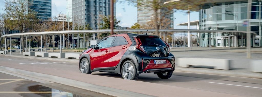 CITY-WINZLING: Toyota Aygo X mit kurzen Überhängen, hinten gibt’s nur Ausstellfenster.