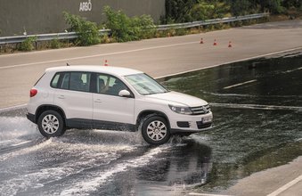 Foto von einem Auto auf der Schleuderplatte während des Fahsicherheitstrainings