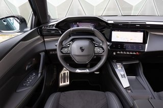 TRADITIONELL: Wunz-Lenkrad mit darüber angeordneten Armaturen.