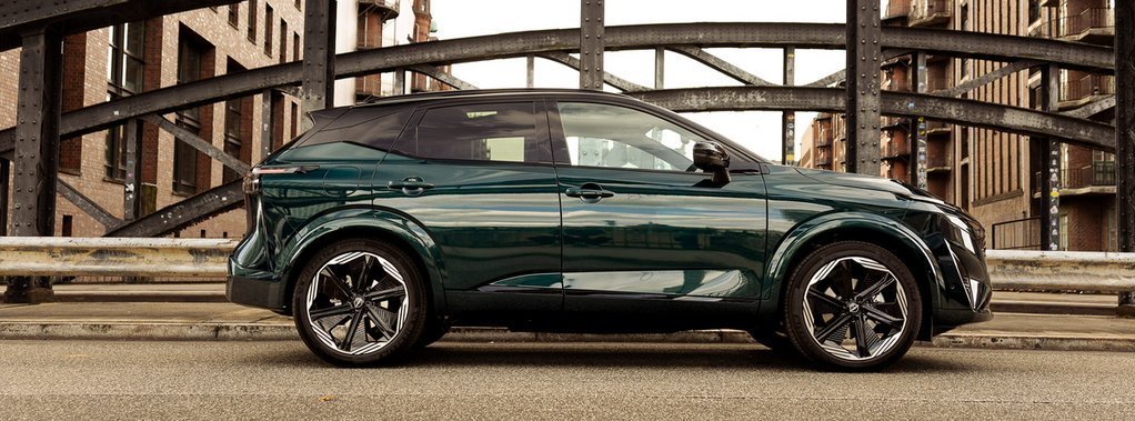 Der neue Nissan Qashqai von der Seite auf einer Brücke stehend