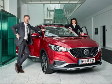 CEO Anja Frey-Winkelbauer und COO Stefan Gubi mit dem neuen MG