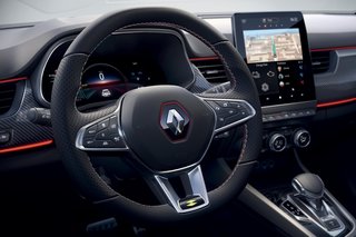 SPORTIVER LOOK mit roten Zierstreifen: Renault Arkana in der RS-Version.
