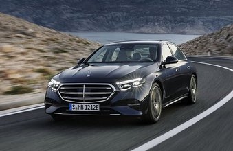 Mercedes-Benz E-Klasse, Exclusive Line; Exterieur: Nautikblau; Interieur: Leder macchiatobeige, Mittelkonsole Holz Ahorn braun offenporig aluminium lines 