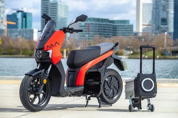 PRAKTISCH: Die Batterie lässt sich kinderleicht herausschieben und wie ein Trolley zur nächsten Steckdose rollen.