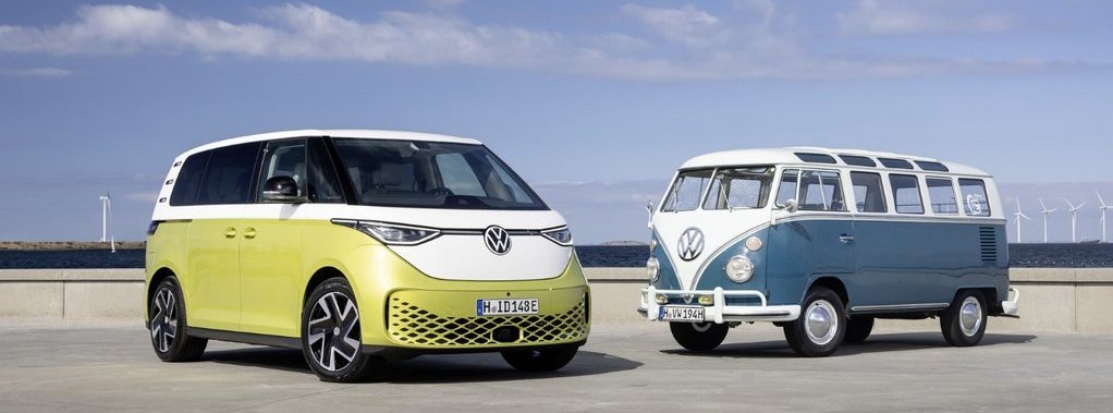 FAMILIENAUFSTELLUNG: ID. Buzz mit dem klassischen Bulli.