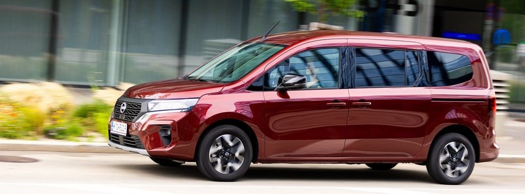 der neue Nissan Townstar Evalia L2 1.3 DIG-T 130 von der Seite in Weinrot