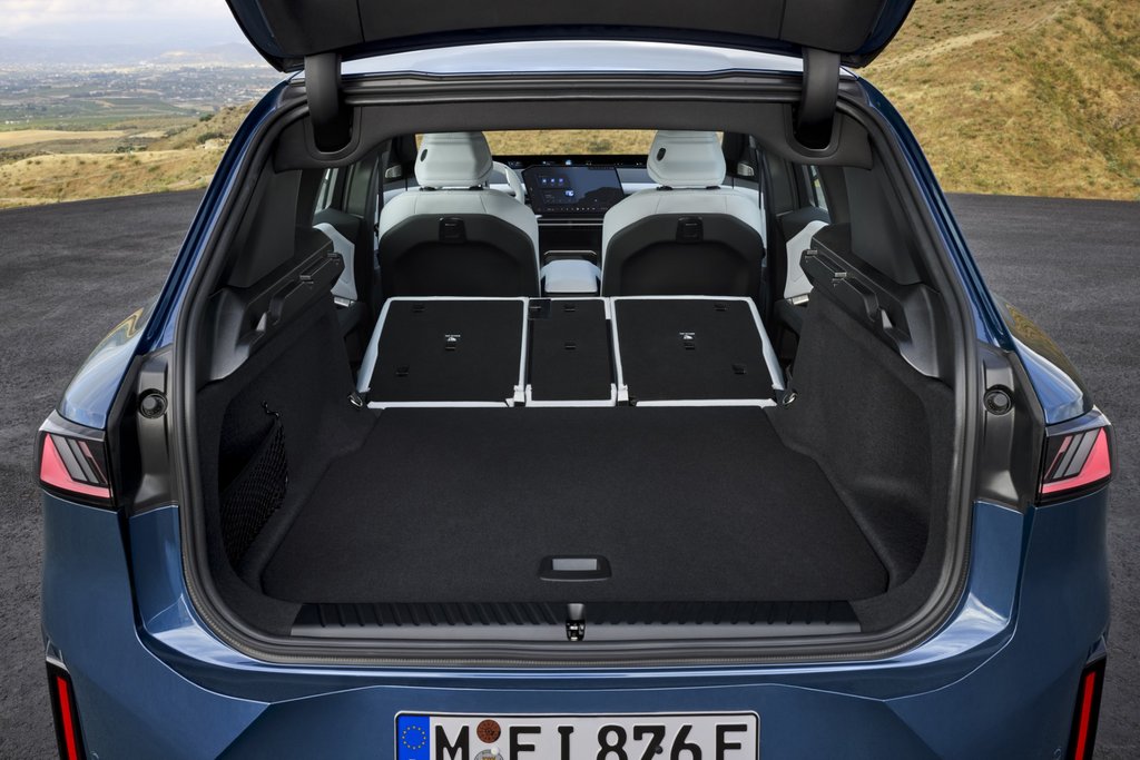 BMW iX3 von hinten mit offenem Kofferraum und umgelegten Sitzen